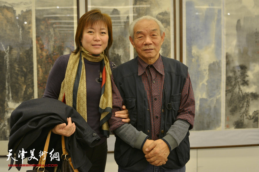第二届中国黄河滨海书画名家作品展在津开幕，图为纪振民、李澜在展览现场。