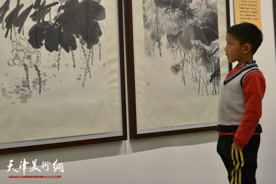 第二届中国黄河滨海书画名家作品展在津开幕，图为展览现场。
