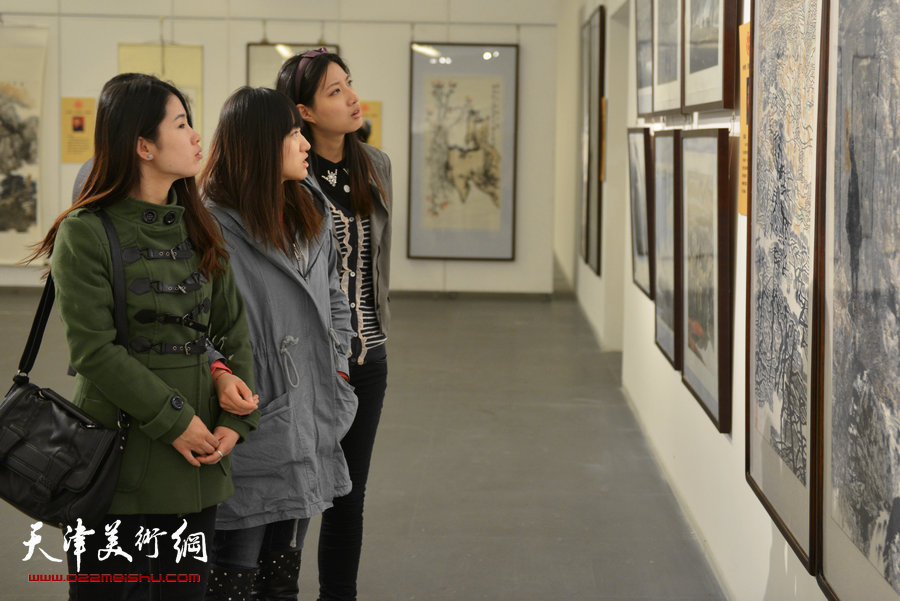 第二届中国黄河滨海书画名家作品展在津开幕，图为展览现场。