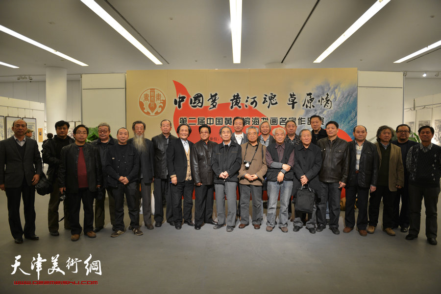 第二届中国黄河滨海书画名家作品展在津开幕，图为参展部分书画家在展览现场。