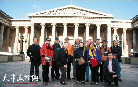 参展代表团成员在英国大英博物馆前留影