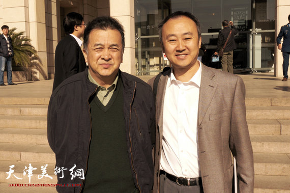 “丹青四梦·韩静霆文人画展”在中国美术馆举行，图为天津著名画家柴博森与黄宏在画展现场。