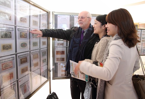 第二届中国历代纸币展18日在宝坻玉佛宫展厅开幕,图为来自世界各地的收藏家展示藏品。