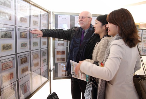 第二届中国历代纸币展18日在宝坻玉佛宫展厅开幕，图为来自世界各地的收藏家展示藏品。