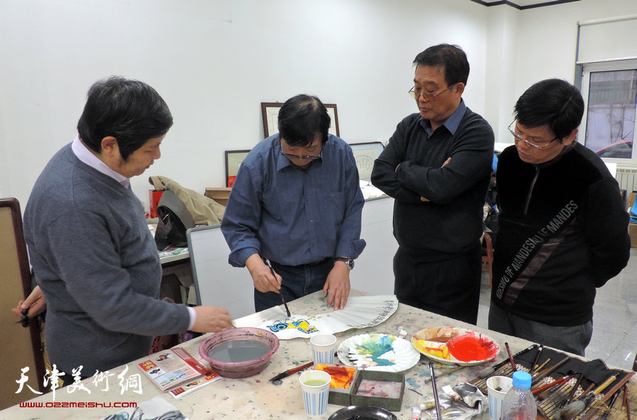 中国楹联书画院首批天津院士颁证仪式举行，图为新当选院士进行书画家交流。