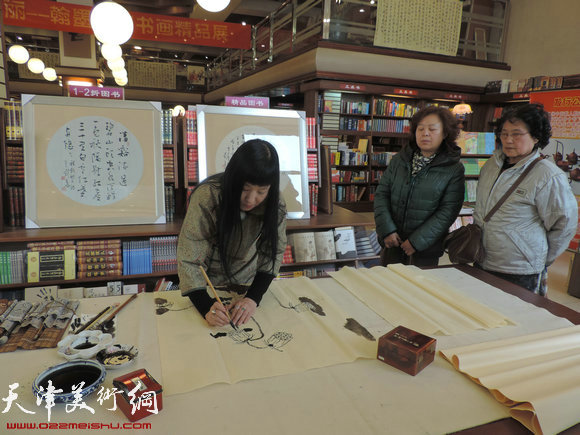刘春雨、黄雅丽翰墨梨园书画精品展开幕,图为黄雅丽现场作画