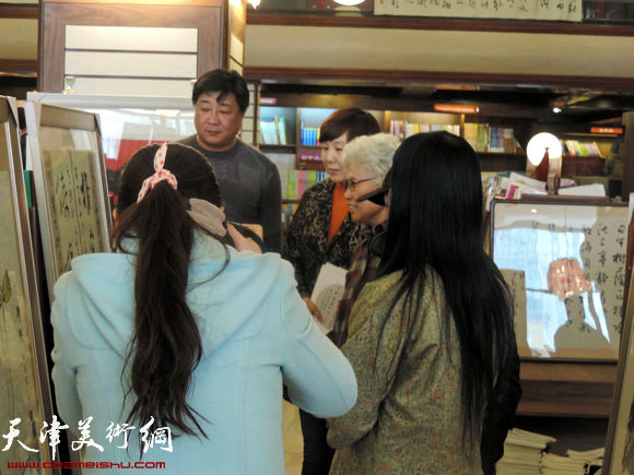刘春雨、黄雅丽翰墨梨园书画精品展开幕,图为刘春雨现场与观众交流。
