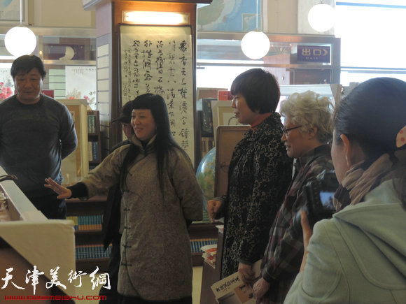 刘春雨、黄雅丽翰墨梨园书画精品展开幕,图为黄雅丽现场与观众交流。