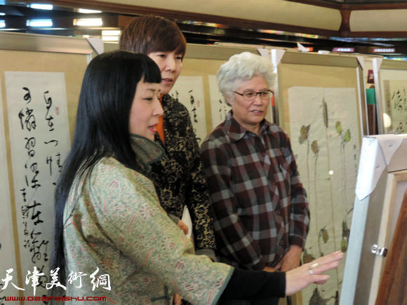 刘春雨、黄雅丽翰墨梨园书画精品展开幕，图为刘春雨、黄雅丽现场与观众交流。