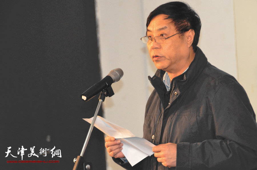 首届“天津美术学院教师作品双年展”拉开帷幕，图为天津美术学院院长姜陆致辞。
