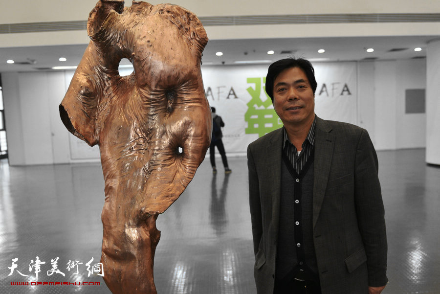首届“天津美术学院教师作品双年展”拉开帷幕，图为天津美术学院副院长、著名雕塑家于世宏在他的作品前。