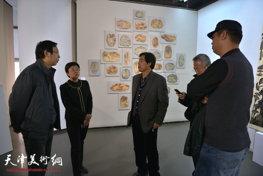 首届“天津美术学院教师作品双年展”拉开帷幕，图为天津美术学院党委副书记蒋宗文、天津美术学院副院长于世宏、天津美协艺术理论委员会副秘书长路洪明、画家金山、宋桂展在展览现场。