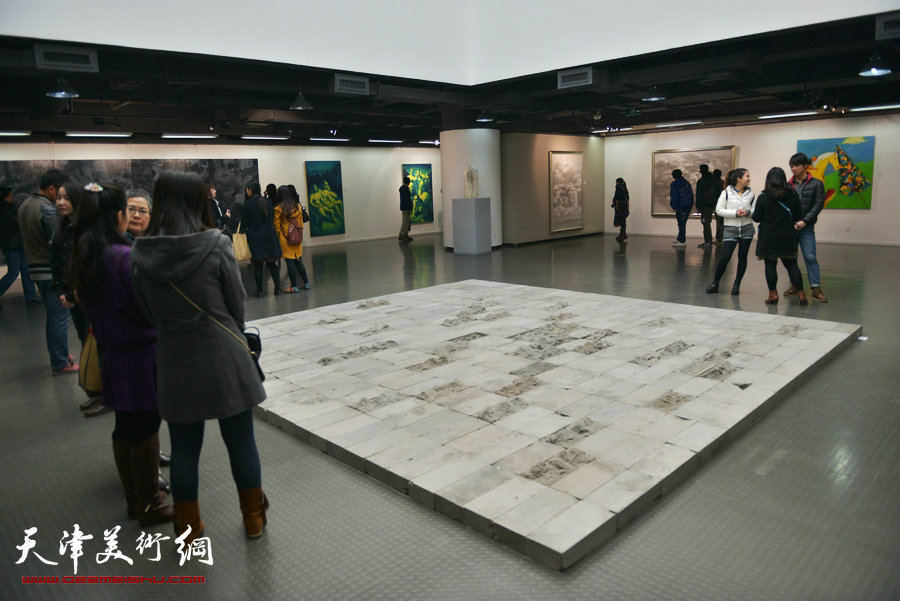 首届“天津美术学院教师作品双年展”拉开帷幕，图为展览现场。