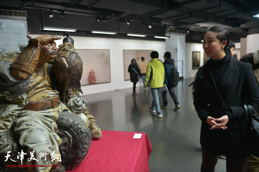 首届“天津美术学院教师作品双年展”拉开帷幕，图为展览现场。