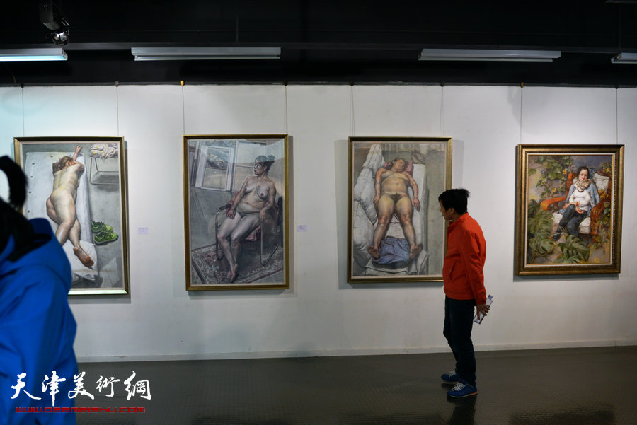 首届“天津美术学院教师作品双年展”拉开帷幕，图为展览现场。