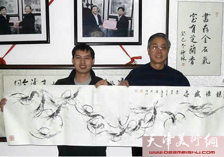 津门画家举办“中国梦·我的梦”主题笔会，图为高天武赠画