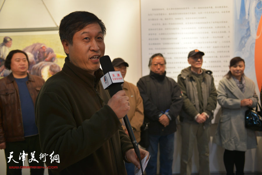 天津第七届水彩画展在财经大学艺术学院展馆举行，图为天津美协水彩专业委员会副秘书长王刚主持开幕仪式。