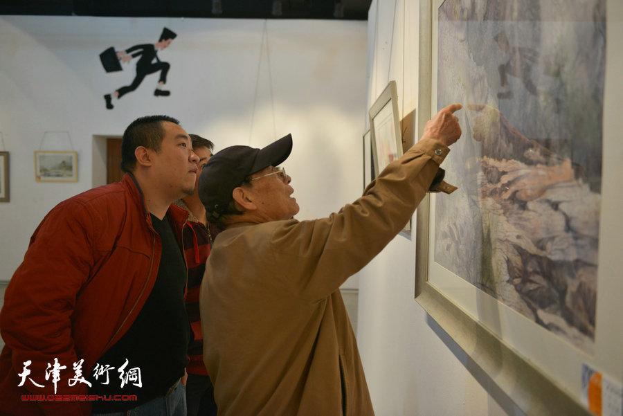 天津第七届水彩画展在财经大学艺术学院展馆举行，图为古聿浚在画展现场。
