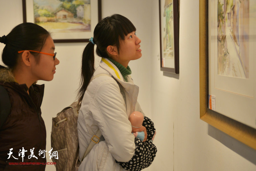 天津第七届水彩画展在财经大学艺术学院展馆举行，图为画展现场。