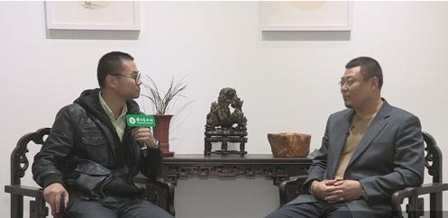 雅昌艺术网专访青州画廊协会副会长鲁清汶（右）