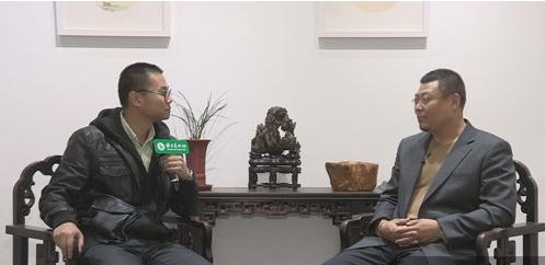 雅昌艺术网专访青州画廊协会副会长鲁清汶(右)