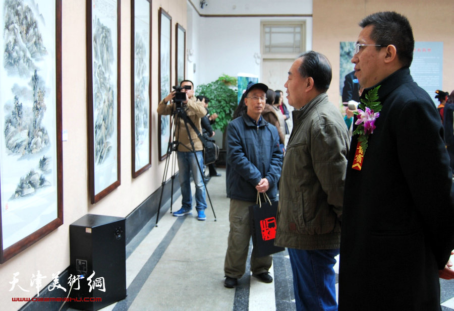 谦谦儒者 文人风骨—李毅峰中国画巡展青岛站反响热烈，图为山东美协副主席，青岛国画院院长、著名山水画家曾先国先生参观展览作品