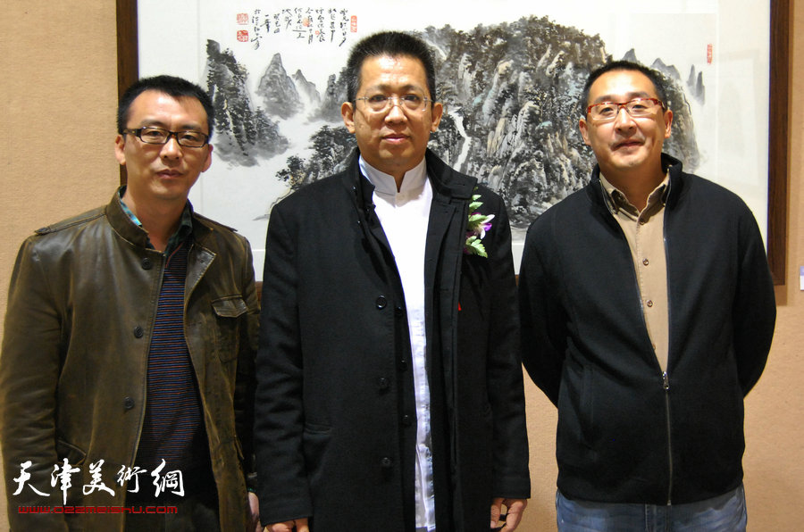 谦谦儒者 文人风骨—李毅峰中国画巡展青岛站反响热烈，图为李毅峰先生与前来观展的青岛观众合影