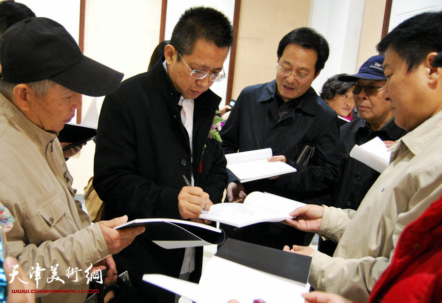 谦谦儒者 文人风骨—李毅峰中国画巡展青岛站反响热烈，图为李毅峰为热情的观众签名。