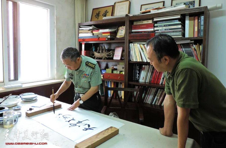 新当选中国美协副主席李翔为“天津美术网”题写网名，图为李翔题写“天津美术网”，右为著名画家柴博森。