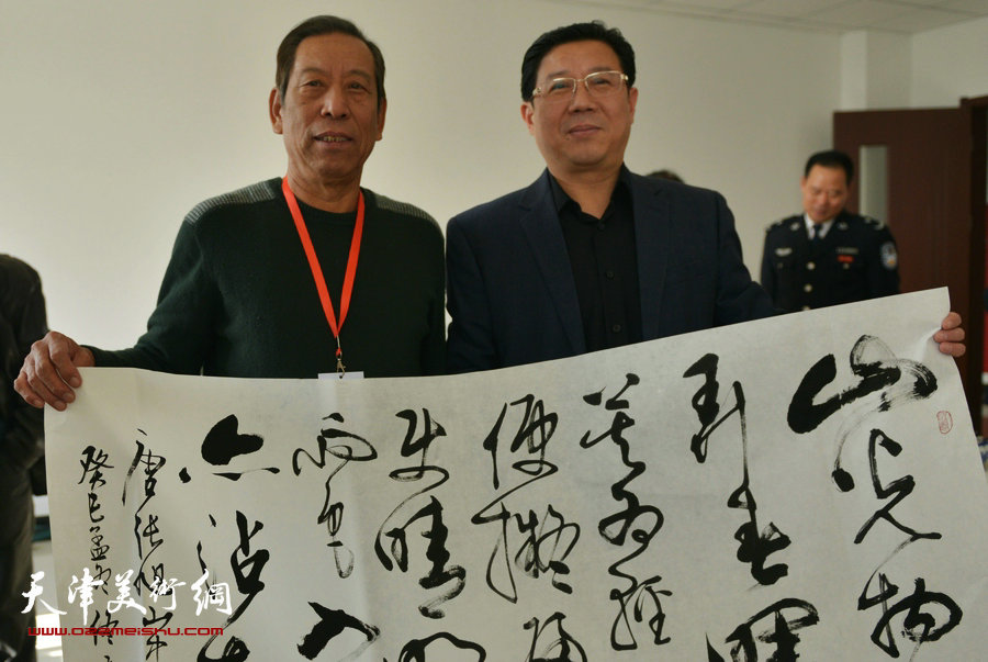 全国读书漫画及全国读书硬笔书法大赛作品展进大墙活动启动，图为何鹏、佟有为。