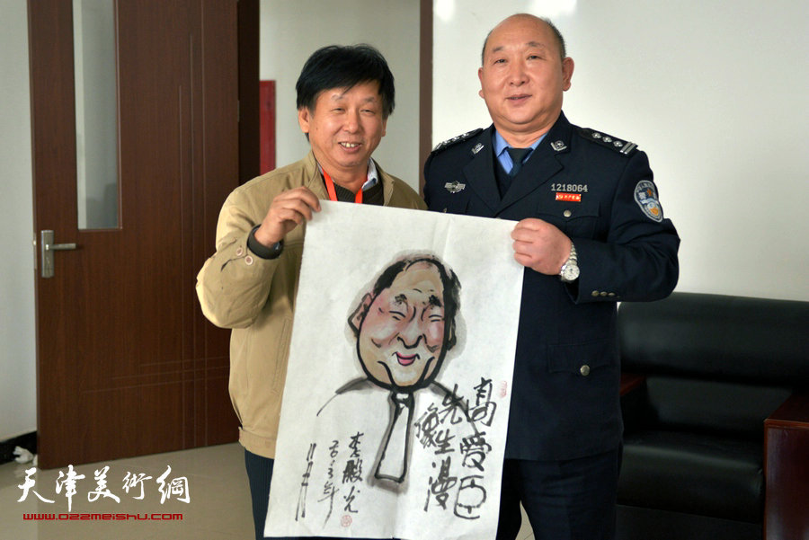 全国读书漫画及全国读书硬笔书法大赛作品展进大墙活动启动，图为李殿光为干警漫像。