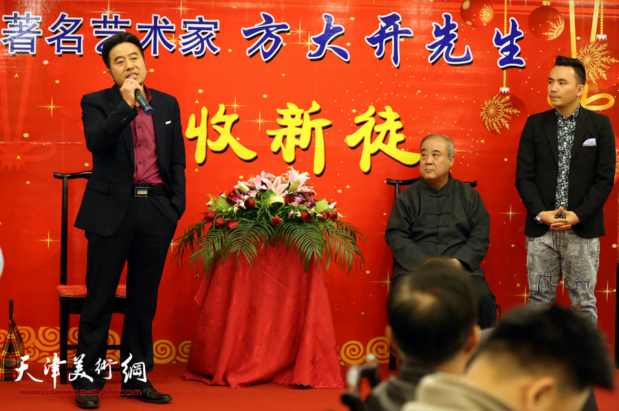 书画家方大开喜收新徒黄勤彬仪式在古镇杨柳青举行，图为拜师仪式现场。