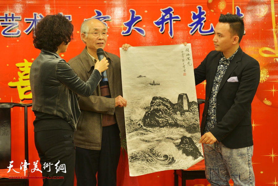 书画家方大开喜收新徒黄勤彬仪式在古镇杨柳青举行，图为画家郭文伟赠画致贺。
