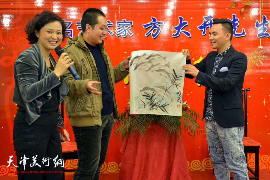 书画家方大开喜收新徒黄勤彬仪式在古镇杨柳青举行，图为画家孙晓磊赠画致贺。