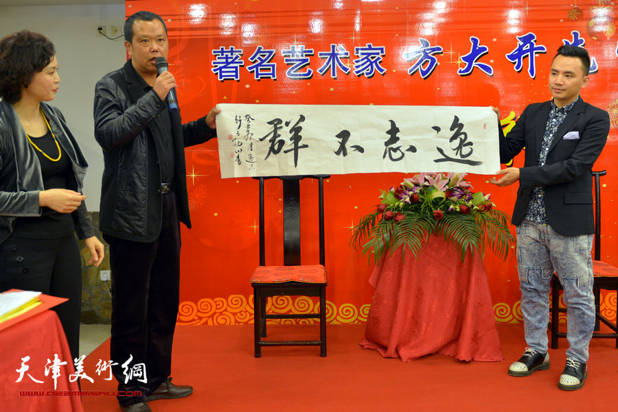 书画家方大开喜收新徒黄勤彬仪式在古镇杨柳青举行，图为书法家纳川赠字致贺。