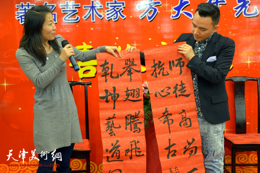 书画家方大开喜收新徒黄勤彬仪式在古镇杨柳青举行，图为书法家段连慧赠字致贺。