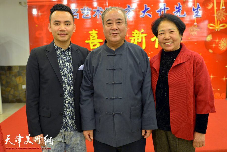 书画家方大开喜收新徒黄勤彬仪式在古镇杨柳青举行,图为王焕墉、满素芬、黄勤彬在收徒仪式现场。