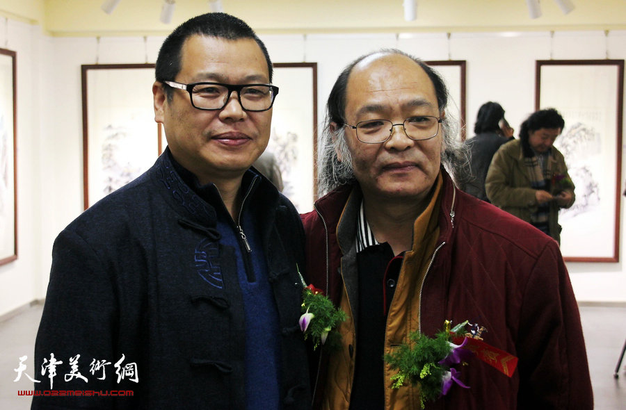著名画家谭乃麟先生与潍坊市美协副主席兼秘书长王居明先生在画展上合影