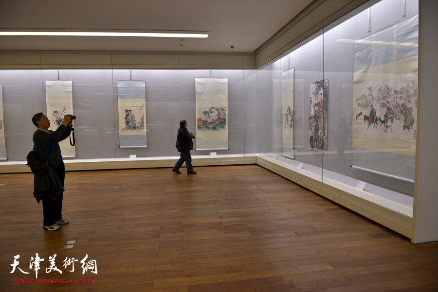 天津美术馆举办“红色经典—馆藏20世纪中国画展”，图为画展现场。