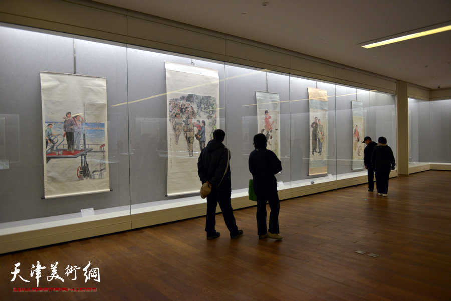 天津美术馆举办“红色经典—馆藏20世纪中国画展”，图为画展现场。