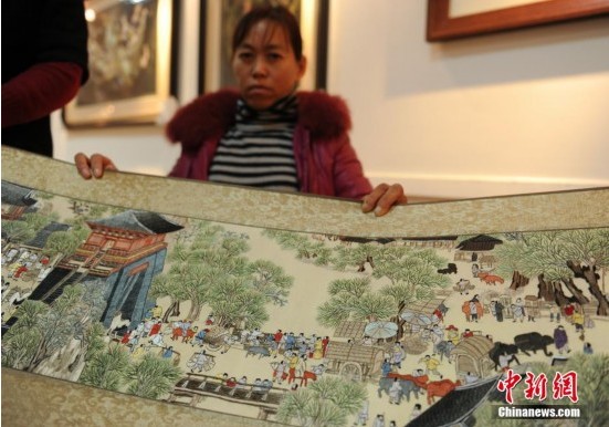 四川峨眉5位绣娘展示其手工绣制的《清明上河图》