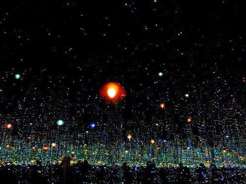 草间弥生在切尔西的大卫·茨维尔纳画廊的装置是一个镶嵌着镜子的房间，里面装有75个彩色LED灯泡
