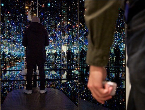 一名参观者开始了在“无限镜屋——数百万光年以外的灵魂”的45秒钟体验