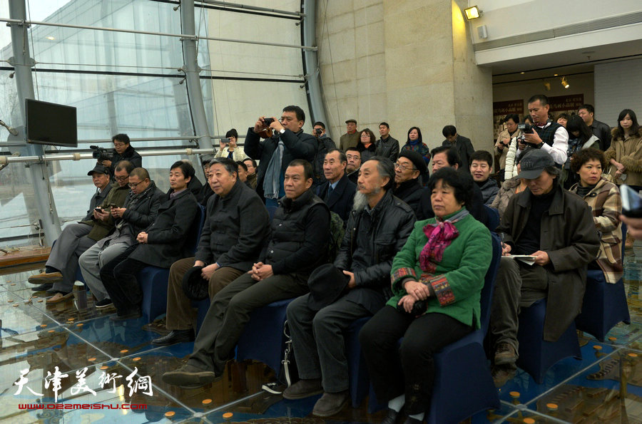 “萧朗花鸟画小品展”12月8日在天津梅江国际艺术馆展出，图为开幕式现场。