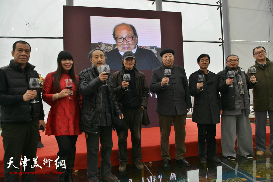 “萧朗花鸟画小品展”12月8日在天津梅江国际艺术馆展出，图为来宾举杯祝愿画展取得圆满成功。