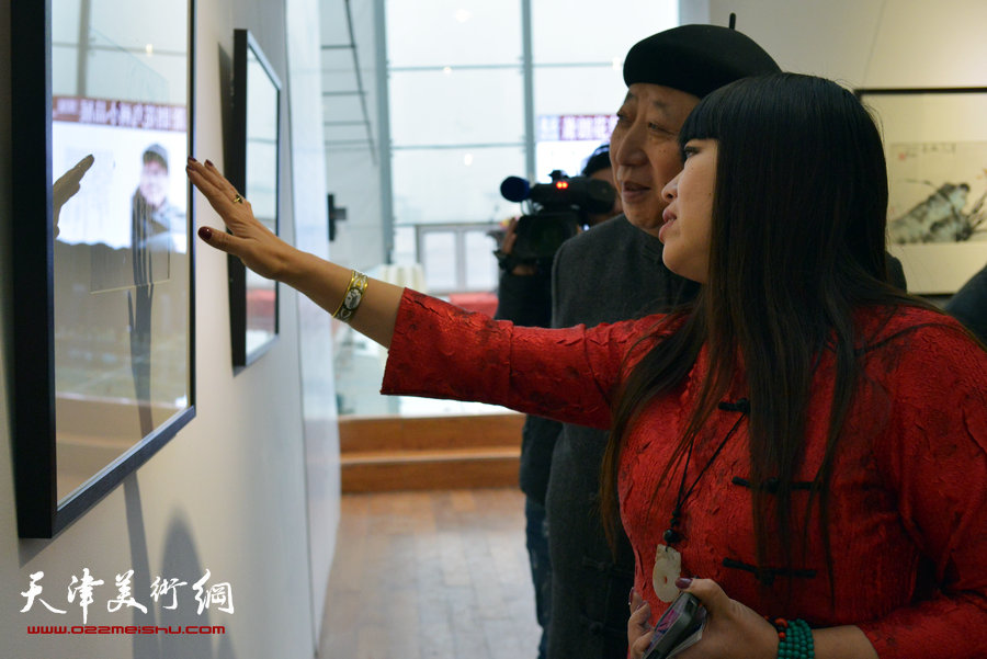 “萧朗花鸟画小品展”12月8日在天津梅江国际艺术馆展出，图为萧冰陪同陈质枫观看展出画作。