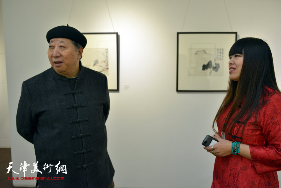 “萧朗花鸟画小品展”12月8日在天津梅江国际艺术馆展出，图为陈质枫与萧冰在画展现场交谈。