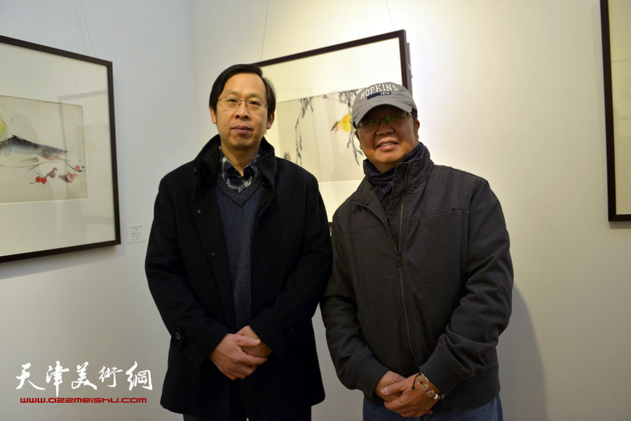 “萧朗花鸟画小品展”12月8日在天津梅江国际艺术馆展出，图为萧珑与著名画家路洪明在画展现场。