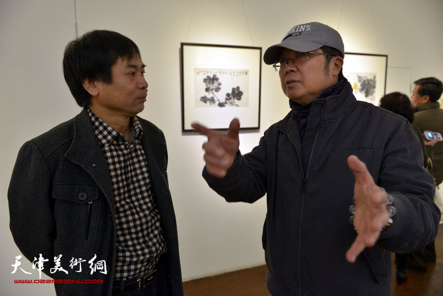 “萧朗花鸟画小品展”12月8日在天津梅江国际艺术馆展出，图为萧珑与著名画家肖培金在画展现场交谈。