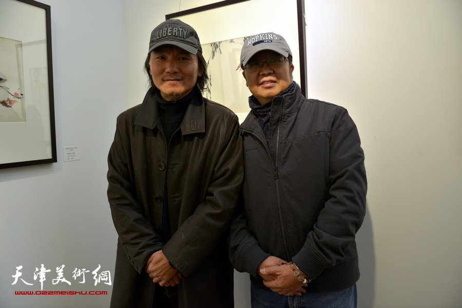 “萧朗花鸟画小品展”12月8日在天津梅江国际艺术馆展出，图为萧珑与郭雅希在画展现场。